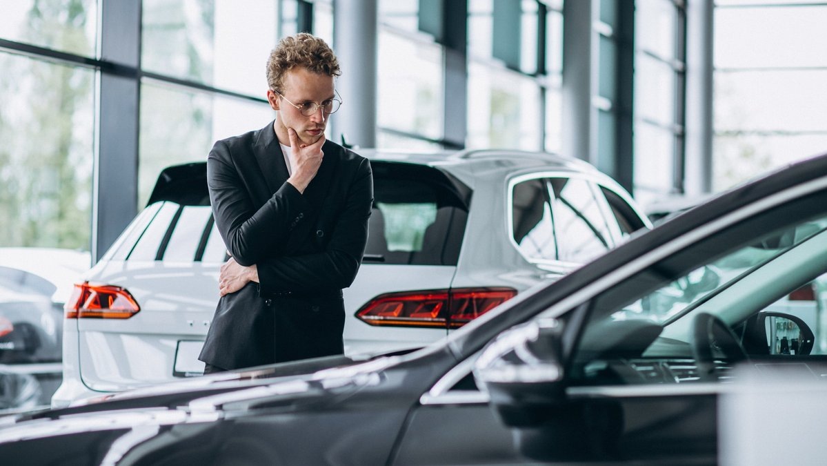 Фото заимствовано - https://auto.mail.ru/article/101054-kak-kupit-avto-i-ne-popast-na-dengi-pochemu-rossiyanam-donachislyayut-utilsbor/