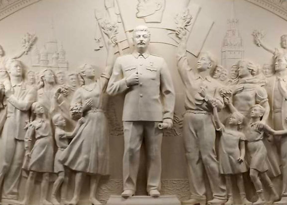 Фрагмент горельефа с фигурой И. В. Сталина на станции метро «Таганская» в Москве	