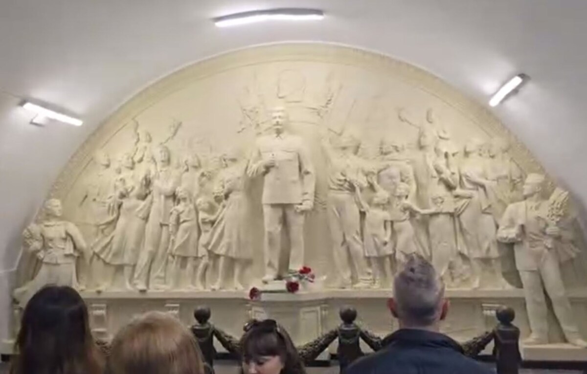 Люди принесли к скульптуре Сталина букеты гвоздик (кадр видео)