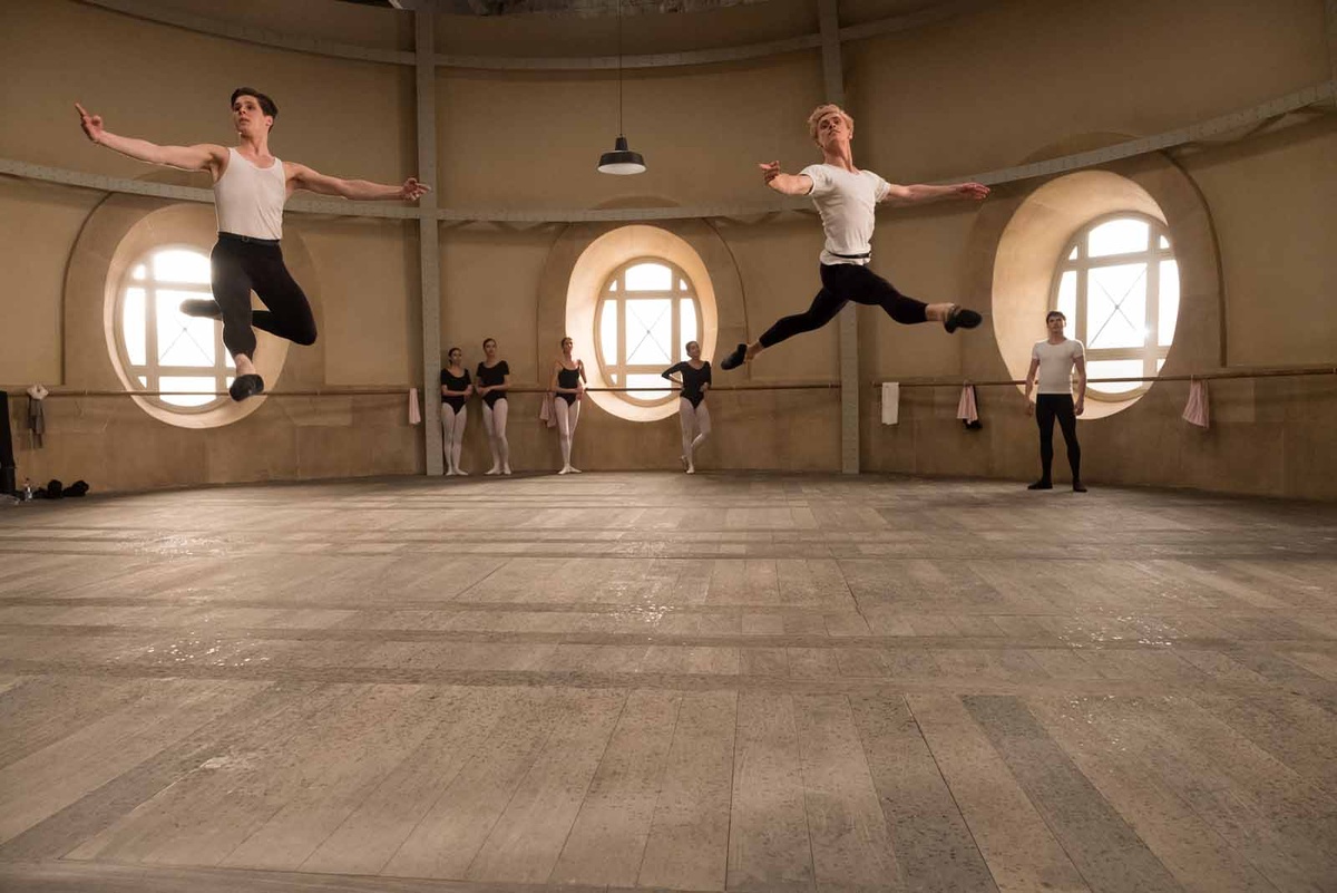 кадры из фильма "Нуреев. Белый ворон"