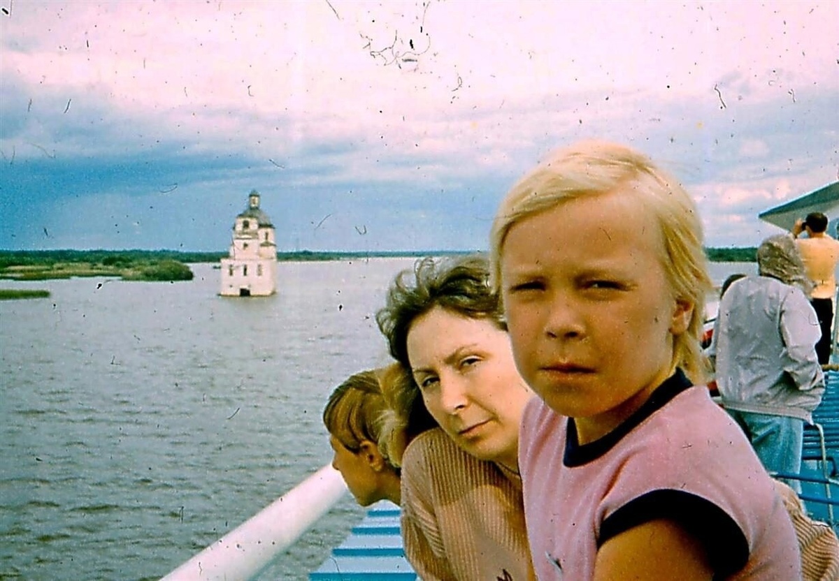 На борту круизного теплохода. На заднем плане - затопленная церковь Рождества Христова в Крохино в истоке Шексны из Белого озера (Вологодская область). Фото Сергея Пугина. 1993 год 