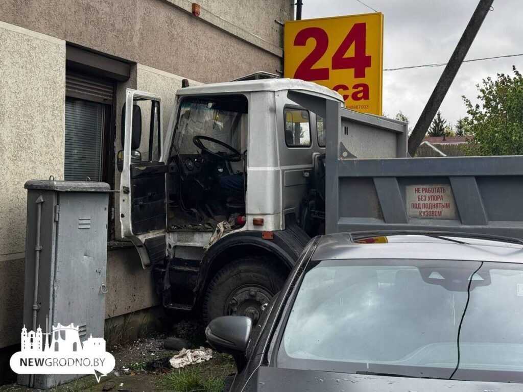 В Гродно грузовик врезался в магазин