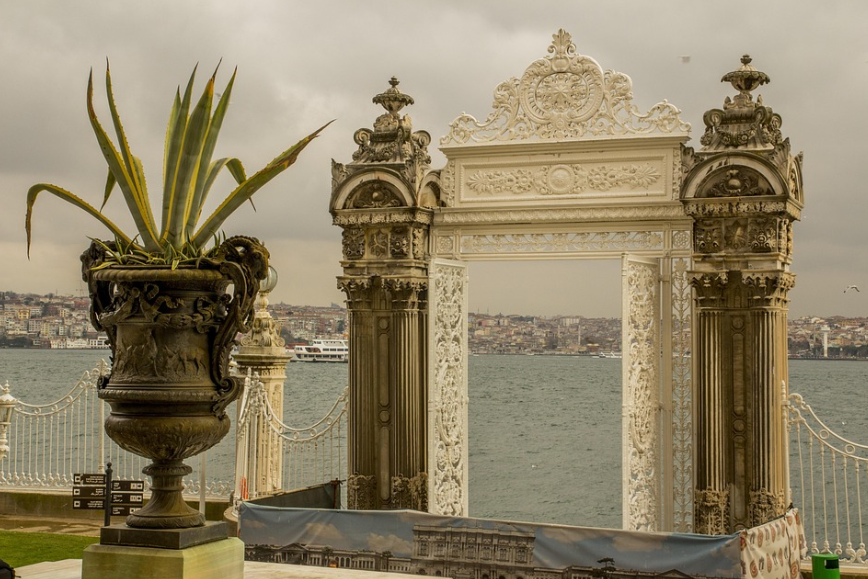 Пристань и ворота дворца со стороны бухты. Фото с сайта pixabay.com