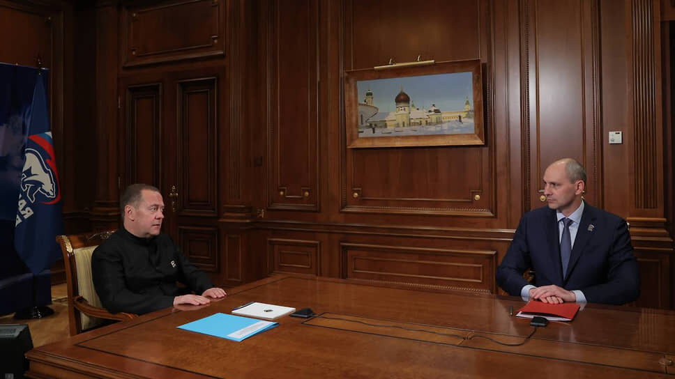 Дмитрий Медведев (слева) и Денис Паслер (справа) .📷Фото: пресс-служба партии «Единая Россия»