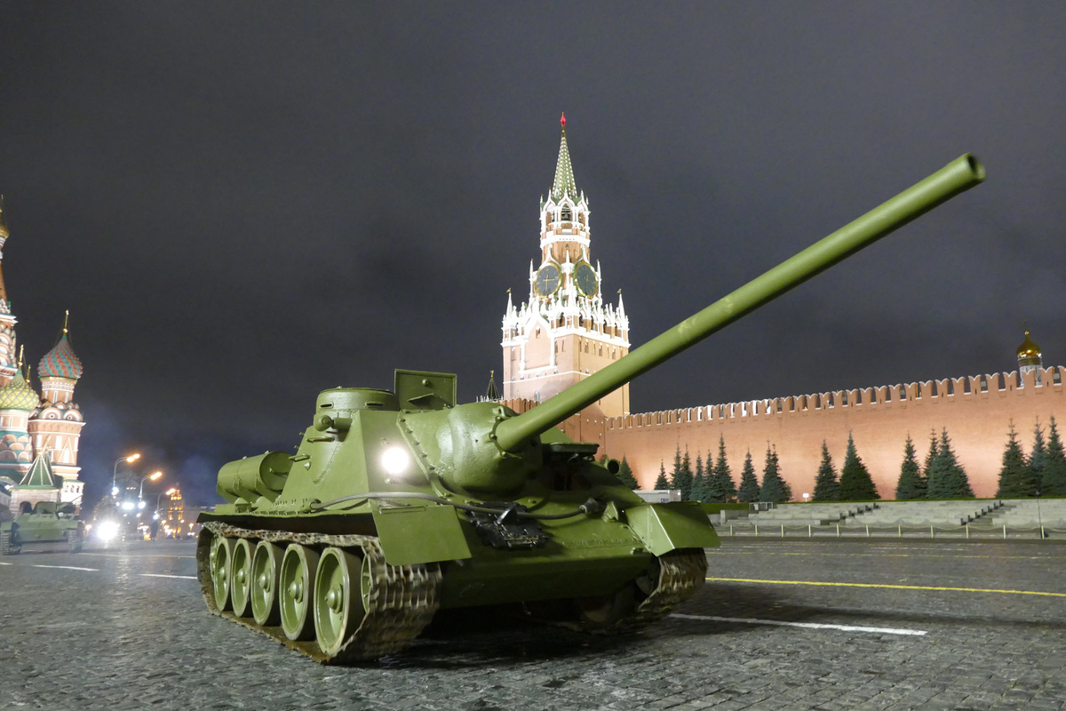 СУ-100 на Красной площади, 7 ноября 2019 года.