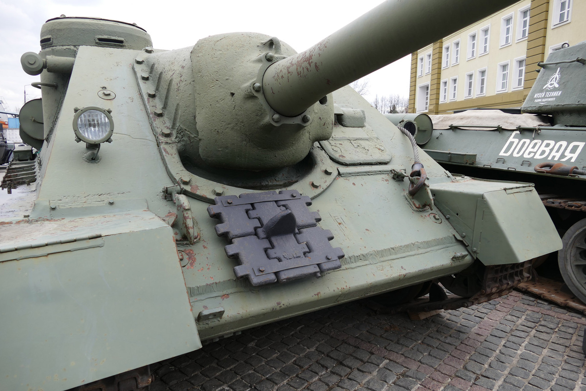 Носовая деталь с балкой - верный признак САУ военного выпуска.