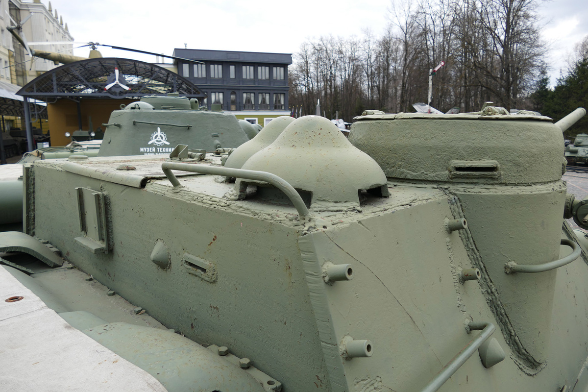 На серийных СУ-100 было по 2 вентилятора.