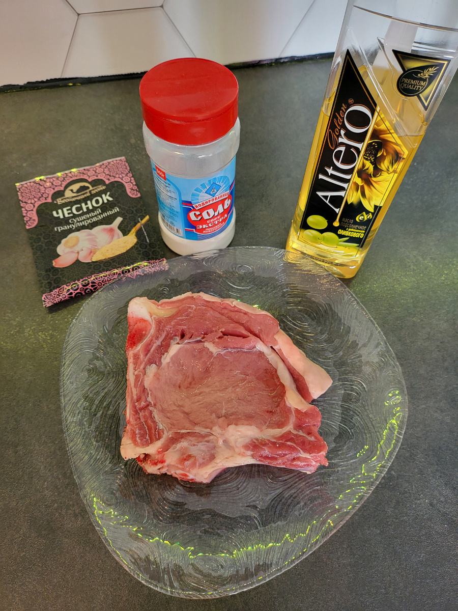 Тонкий край,  соль, сушёный чеснок ну и подсолнечное масло.