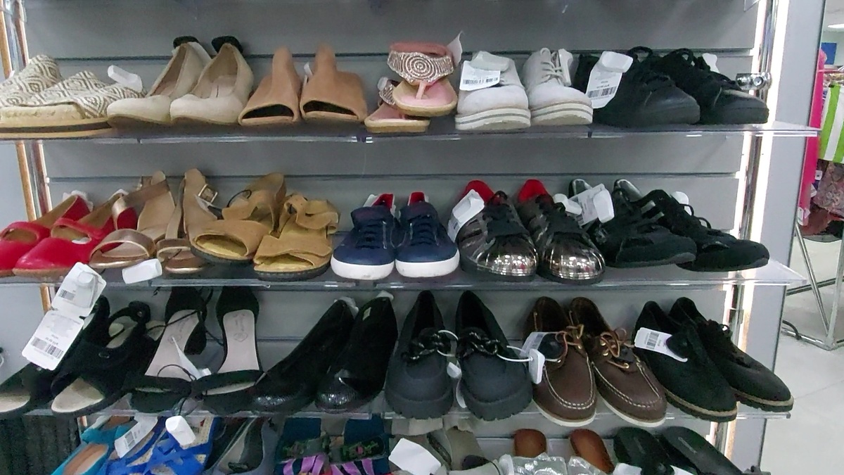 Обувные полки в Мегахенде. 