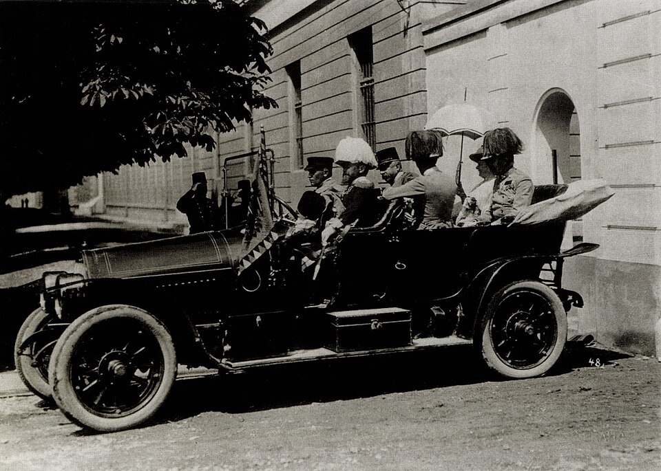 Эрцгерцог Франц Фердинанд с супругой в Сараево (изображение из открытых источников)