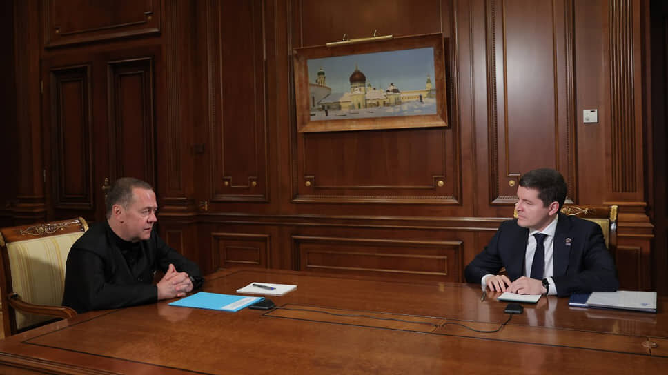 Дмитрий Медведев (слева) и Дмитрий Артюхов (справа).📷Фото: пресс-служба партии «Единая Россия»