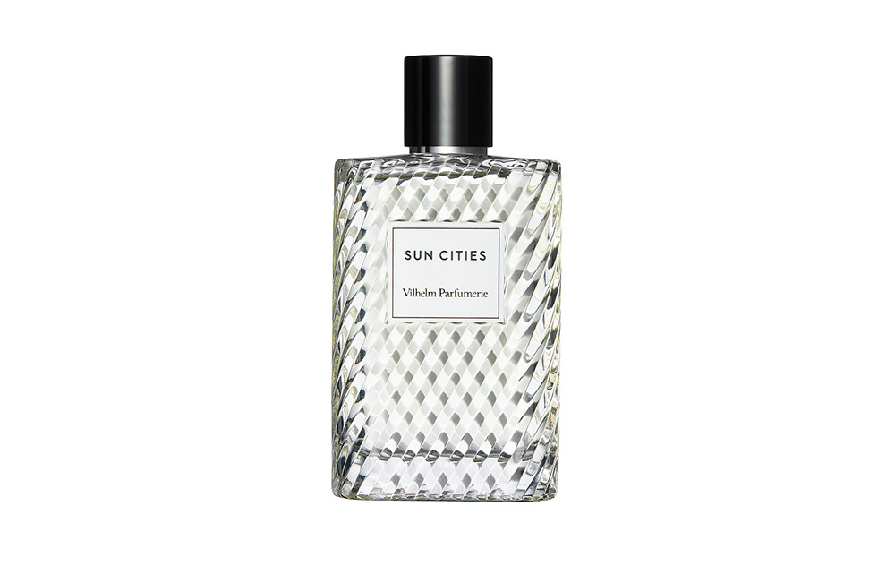     Рим, Карфаген, Сиракузы. Аромат Sun Сities — это посвящение солнечным летним дням и атмосфере городов Западного Средиземноморья. Среди нот — фиалка, шафран, ананас.    
 Фото: Molecule