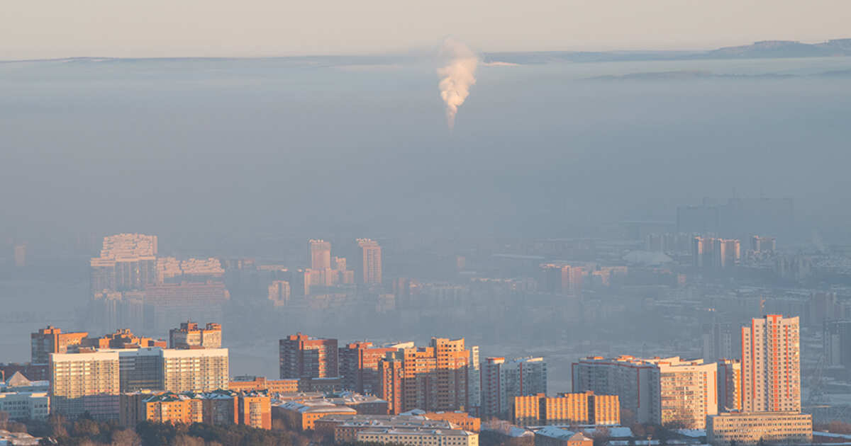 Примерно так выглядит это самое «черное небо». Красноярск. Фото: © ТАСС/Александр Манзюк. Источник:https://ren.tv/news/v-rossii/1296186-rezhim-chernogo-neba-vveli-v-krasnoiarske-1