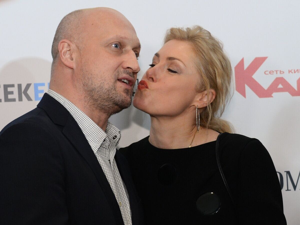    Актеры Гоша Куценко и Мария Шукшина перед премьерой фильма "Елки 3" в кинотеатре "Каро Фильм Октябрь" в Москве© РИА Новости / Екатерина Чеснокова
