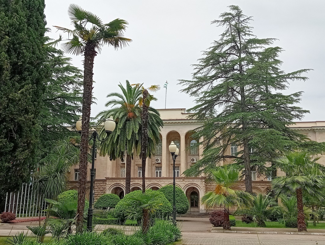 Сухум, здание абхазского правительства. Фото автора