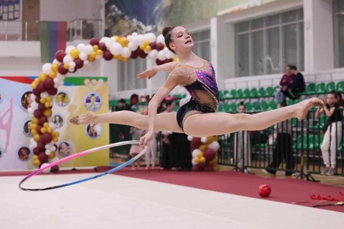    В художественной гимнастике девочки учатся выполнять сложные акробатические номера.