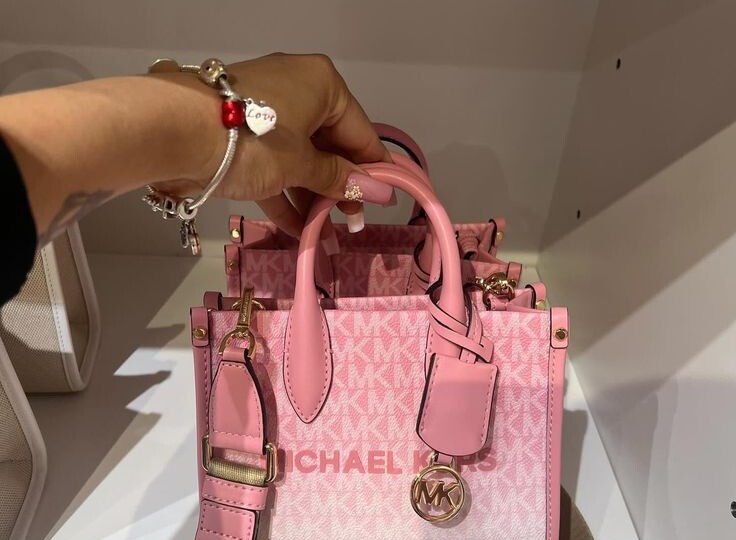 Почему сумки Guess и Michael Kors сегодня попадают в антитренды: взгляд стилиста