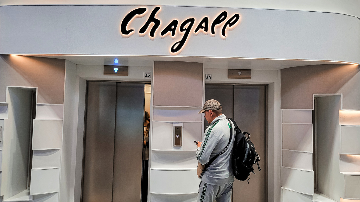 Чтобы попасть в бизнес-зал, необходимо подняться на лифте на третий этаж 