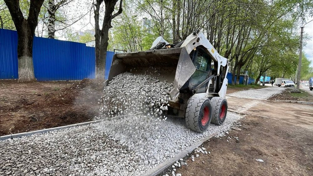    В Кирове ремонтируют тротуары на улице Тимирязева и других участках города