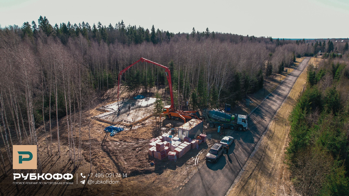 Заливка фундамента будущего каменного дома в коттеджном поселке Woodside Residence