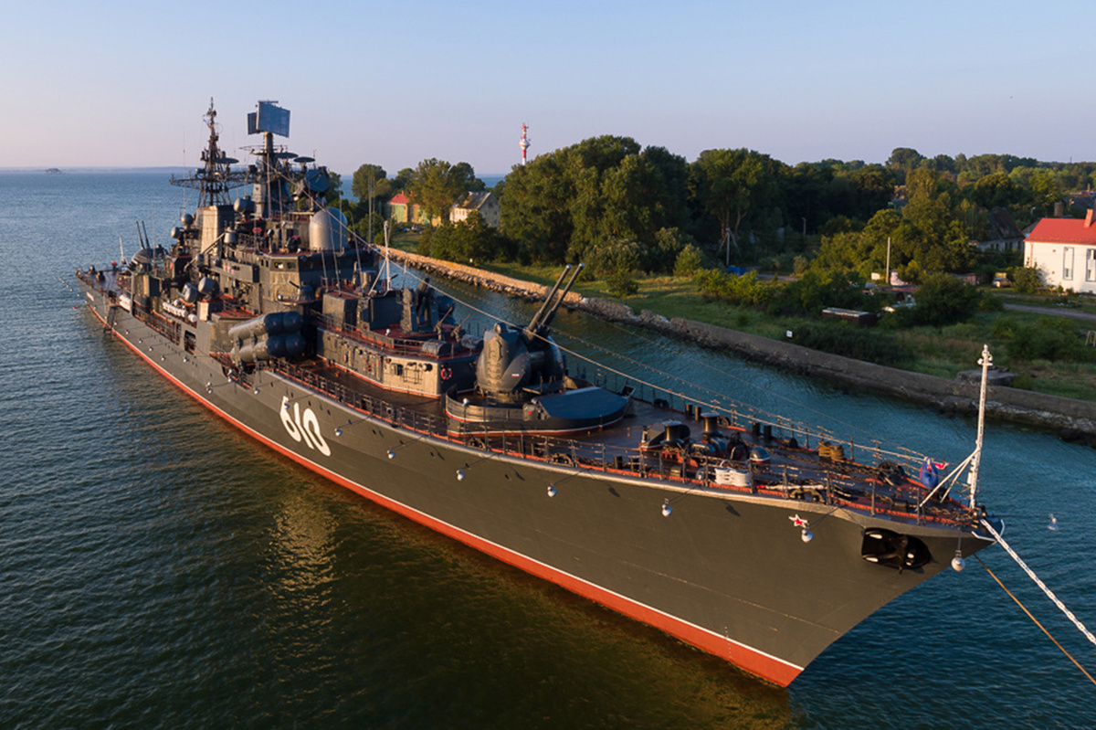 "НАСТОЙЧИВЫЙ" эскадренный миноносец проекта 956-А «Сарыч», флагман Балтийского флота ВМФ России. Кодовое обозначение НАТО — «Sovremenny class destroyer»