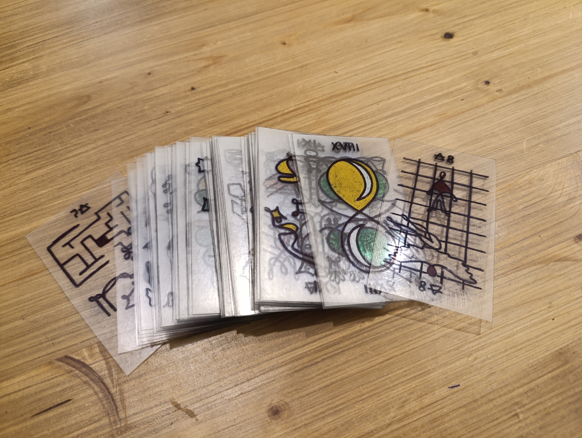 Обратите внимание на подколоднкю карту и ту, что легла поверх колоды. Это об общей атмосфере расклада. О ней чуть ниже.