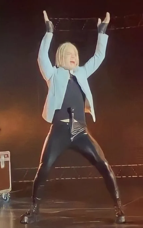 Микрофон в штанах поп-исполнителя Шамана