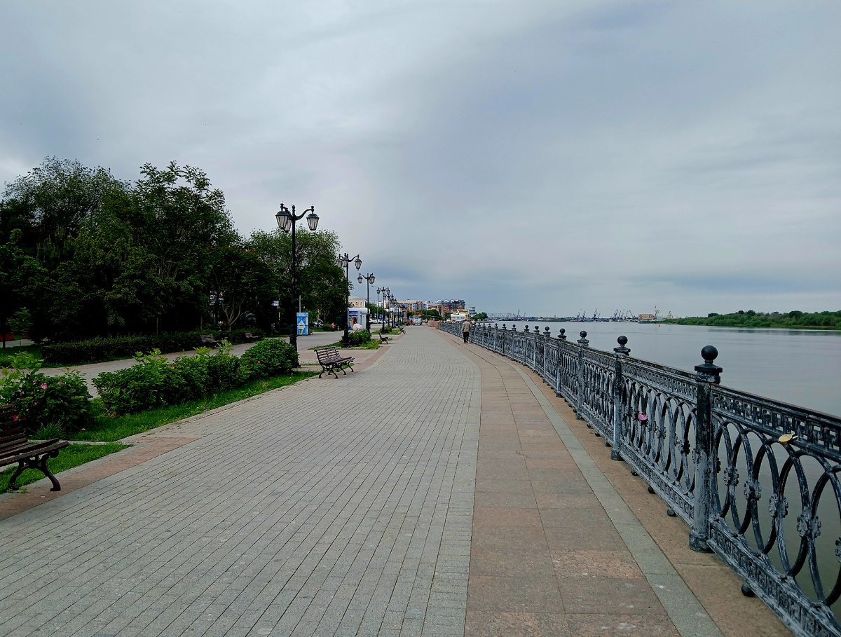 Чистая астраханская набережная.
