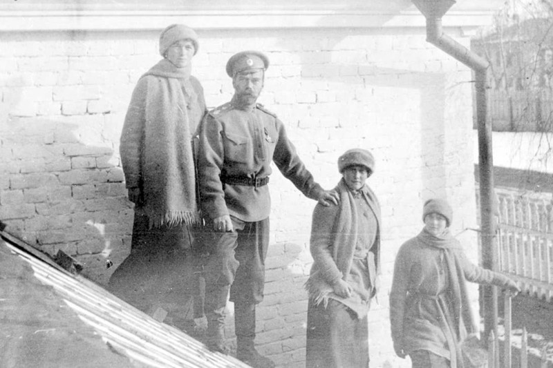 Николай Романов с дочерьми в Тобольске.