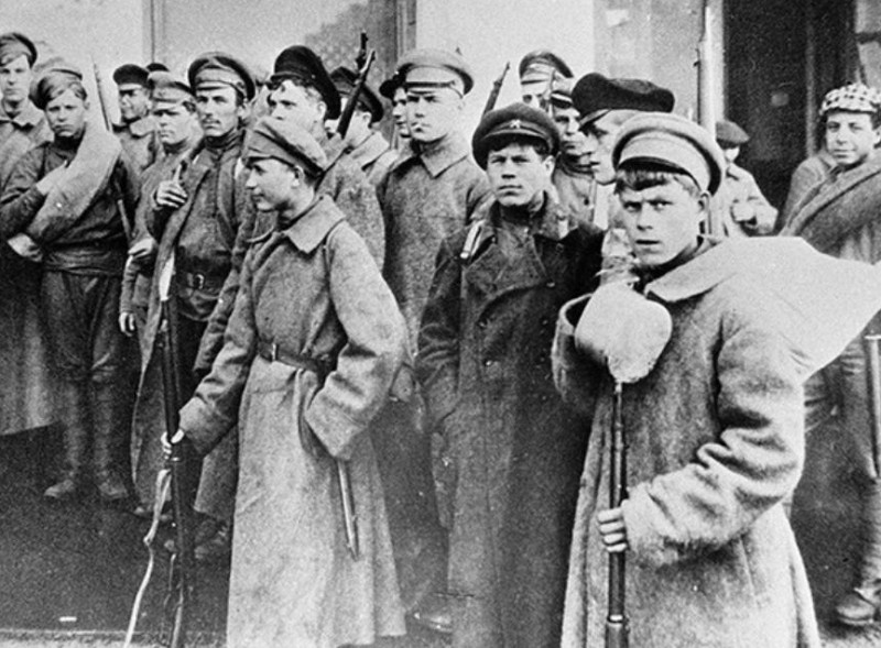 Продотряд из Москвы отправляется в деревню, 1918 год.