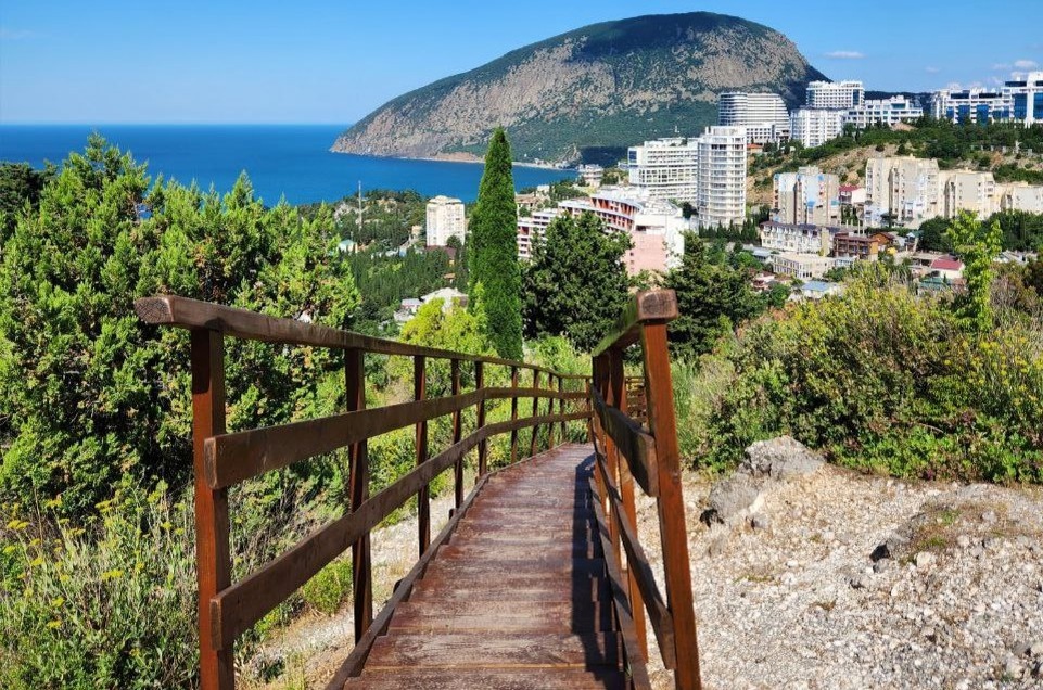 смотровая площадка на вершине горы Аю-Даг в Гурзуфе, Крым, Черное море