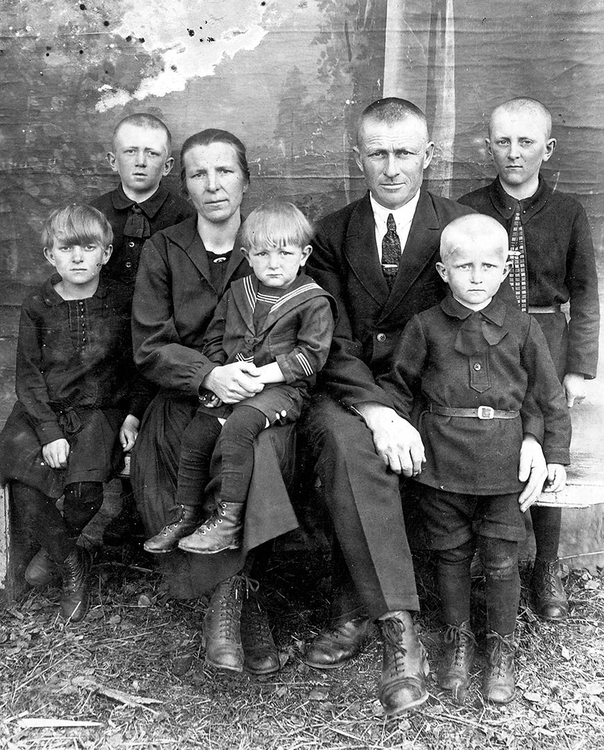 Немецкая семья. 1920-е гг. Хутор Фриденсру. Из архива Центра немецкой культуры города Исилькуль, Омская область.