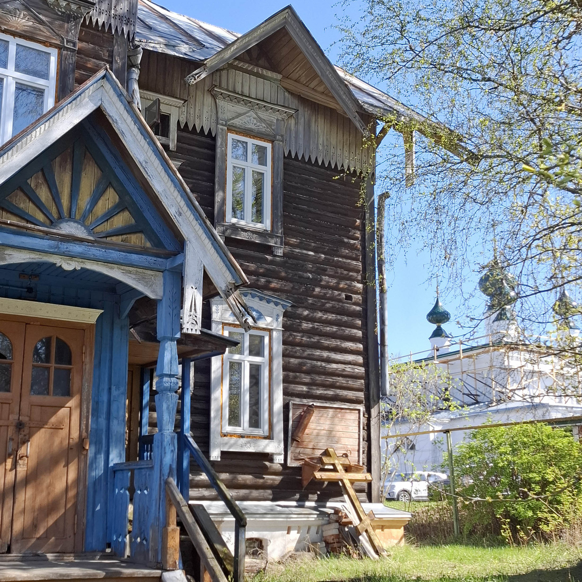 Справа от дома Нагорского - Храм Преображения Господня (1694 г.). Фото автора.