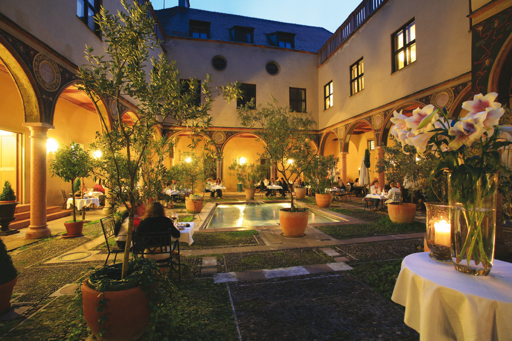 Cortile delle Dame nelle case Fugger di Augusta (Prima opera architettonica profana tedesca in stile rinascimentale).