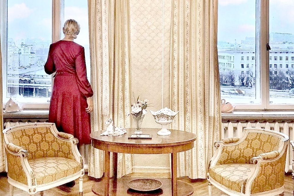 Одна из известнейших фотографий Галины Улановой в своей квартире. / Фото: vk.com/bahrushinmuseum