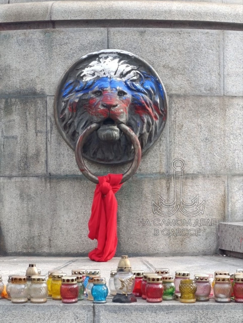    В Одессе часть постамента памятника Екатерине II раскрасили в цвета российского триколора