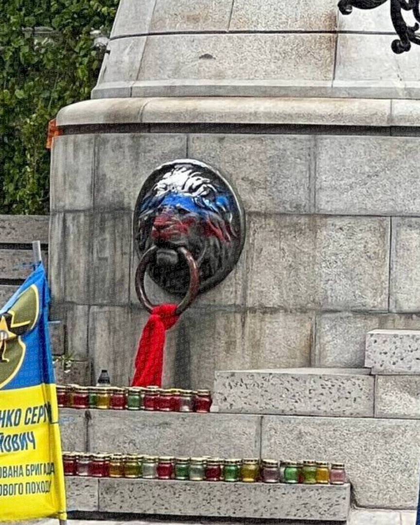    В Одессе часть постамента памятника Екатерине II раскрасили в цвета российского триколора