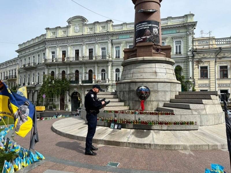    В Одессе часть постамента памятника Екатерине II раскрасили в цвета российского триколора