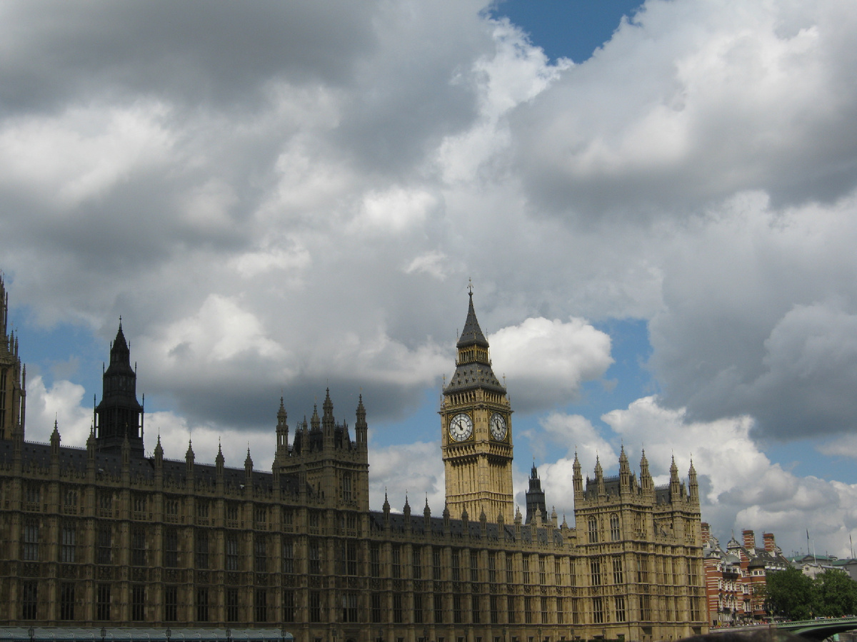 Сказал: «Let me know when you’re free». Часы пробили 12. Потом 13. Потом Brexit.