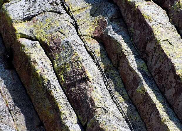 Старая лестница в расщелине горы. Источник: Яндекс картинки