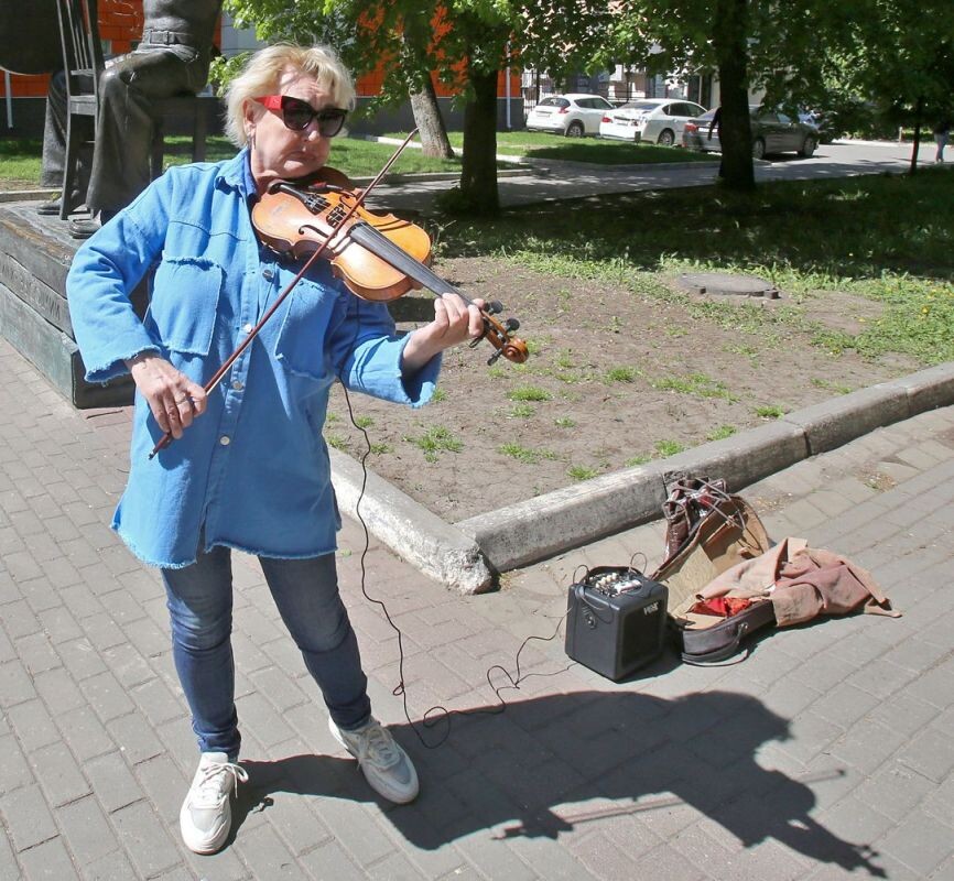     Ира обычно выступает вместе с «оркестром» в виде небольшой чёрной колонки