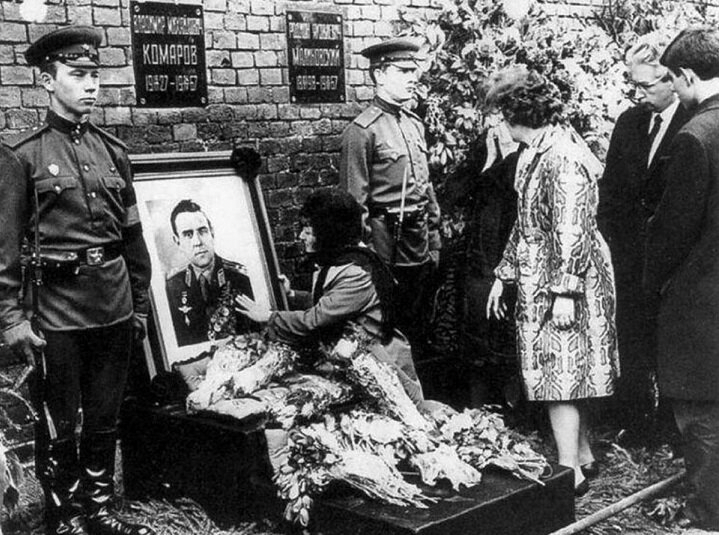 Похороны героя Советского Союза инженера-полковника Владимира Михайловича Комарова