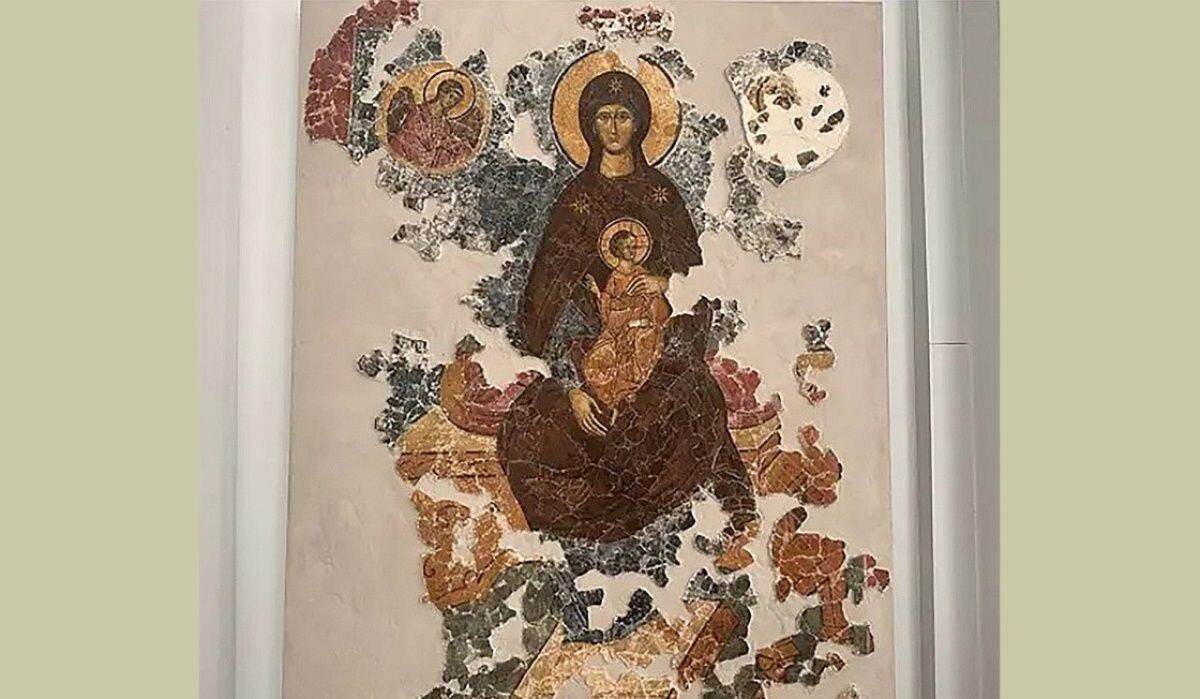     Восстановленная фресковая композиция XV века "Богоматерь с младенцем на престоле". Источник: rg.ru Автор фото: Инна Басова / Интерфакс