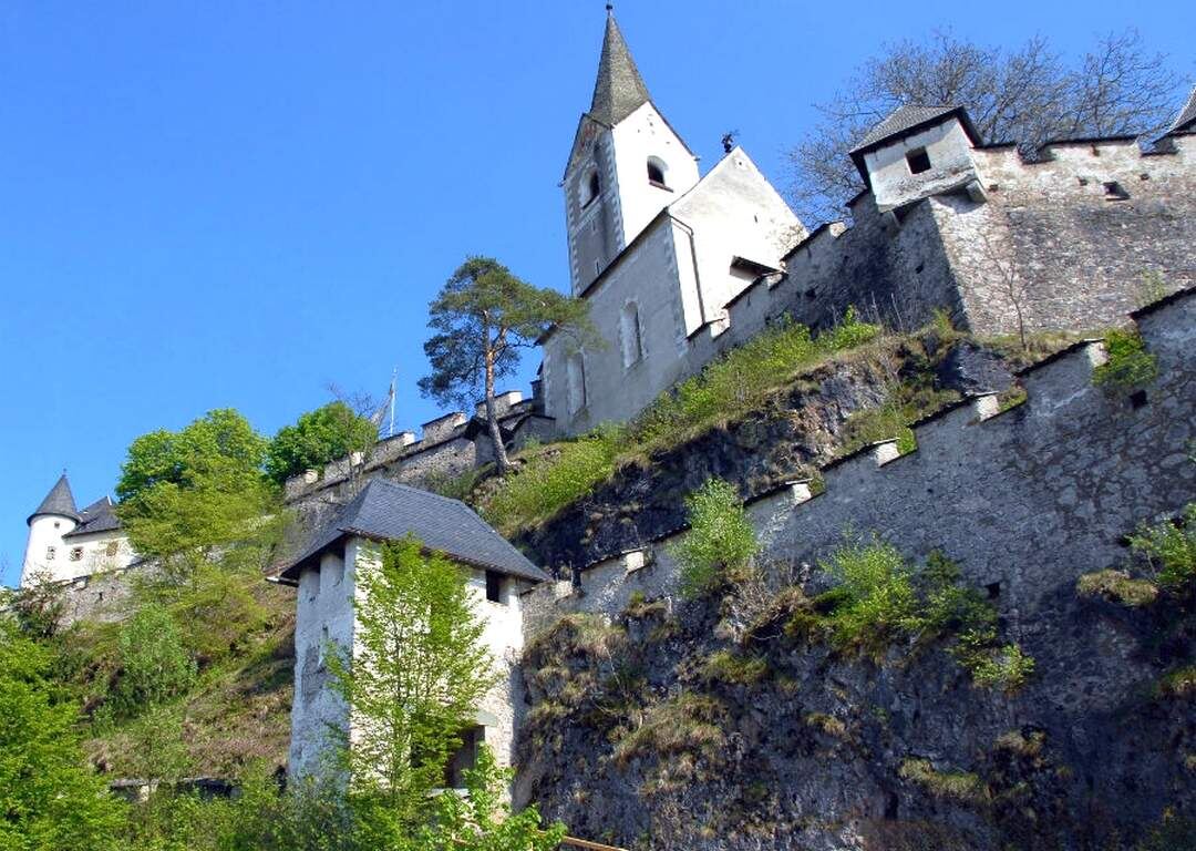 Стены замка. Источник: Яндекс картинки