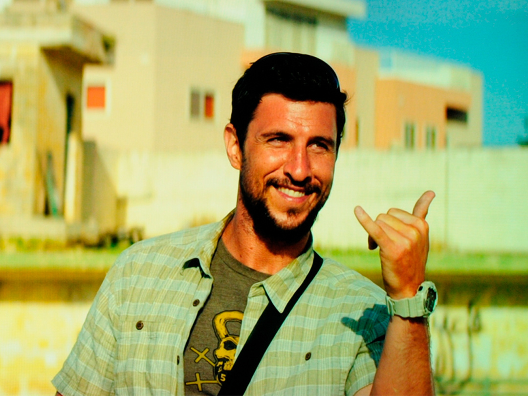 Пабло Шрайбер в роли Криса "Танто" Паронто "кидает джамбу"