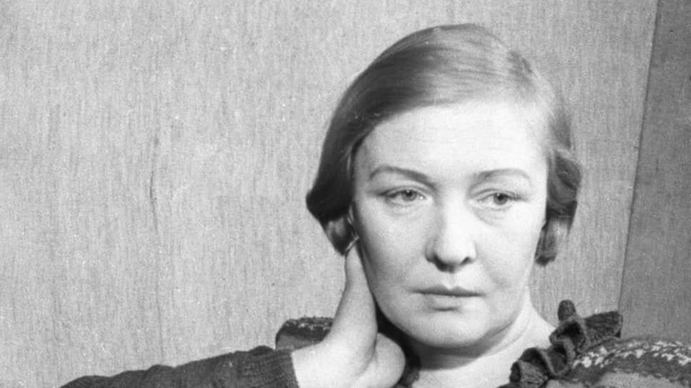 Поэтесса Ольга Берггольц в годы войны, оставаясь в осажденном Ленинграде, с августа 1941 работала на радио .📷Фото: Александр Бродский / РИА Новости