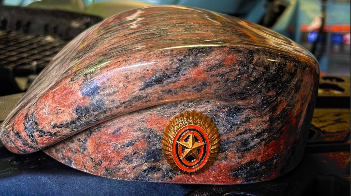 Данный берет выполнен из гранита