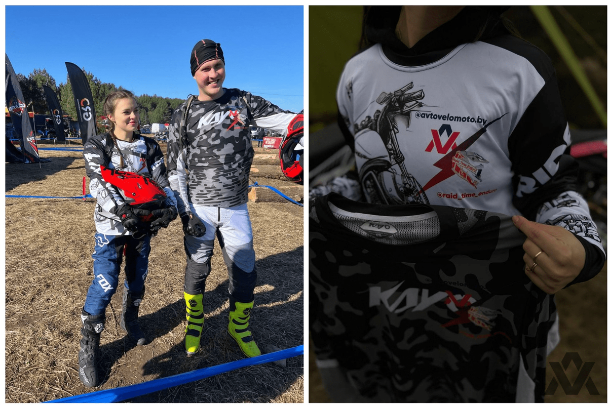 Команда выступала на мотоциклах KAYO K1 250 MX и KAYO T4, которые успешно прошли все испытания трасс и вновь подтвердили высокую надежность и качество техники KAYO. Для этих моделей это не первый турнир: ранее они уже занимали призовые места на соревнованиях как в Беларуси, так и в России.

Вика тестировала KAYO K1 250, Даниил испытывал KAYO T4 300.

KAYO K1 250 MX 21/18
KAYO K1 250Эта модель 2022 года представляет собой надежный и практичный байк мощностью 21 л. с. Мотоцикл оснащен 4-тактным одноцилиндровым мотором объемом 249 см³. Он идеально подходит как для активного отдыха, так и для начала занятий мотокроссом.

Основой конструкции является тщательно продуманная рама, рассчитанная на рост водителя от 165 до 190 см, обеспечивающая комфортное управление. Колесная база длиной 134 см с колесами 21" и 18" обеспечивает улучшенную маневренность, что особенно важно на кроссовых и хард-эндуро трассах.

За динамику отвечает мощный двигатель ZS172FMM с воздушным охлаждением и карбюраторной системой Nibbi PE30. Мотор оснащен 5-ступенчатой коробкой передач. Электростартер значительно облегчает запуск двигателя. Амортизационная система включает регулируемую переднюю вилку перевернутого типа и нерегулируемый задний моноамортизатор, рассчитанный на высокие нагрузки, что гарантирует стабильную работу подвески в сложных условиях.

Безопасность и надежный контроль обеспечивают дисковые гидравлические тормоза, позволяющие уверенно управлять мотоциклом при различных условиях эксплуатации. KAYO K1 250 MX — отличный выбор для тех, кто ценит качество, удобство и универсальность в кроссовом мотоцикле.