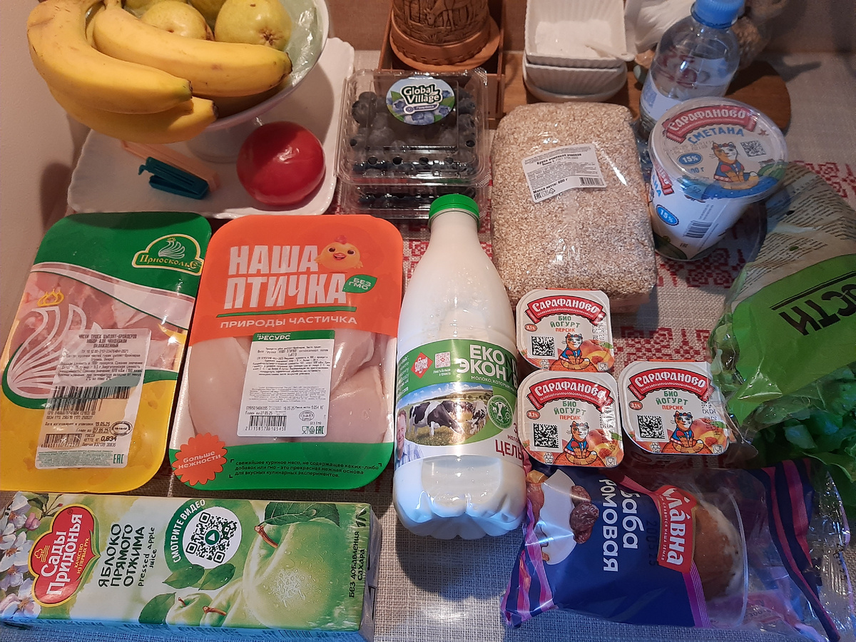 Покупаю маленькие бананы. Они сладкие и приятные на вкус. Филе куриное и чахохбили - для фарша. В этот раз повезло, в контейнере в основном бедрышки. Косточки срезала, а остальное мясо перекрутили и вот у меня замечательный фарш. Хочу сделать улитки из  слоёного теста. Получатся - покажу. Хорошая цена на голубику, люблю с творогом.