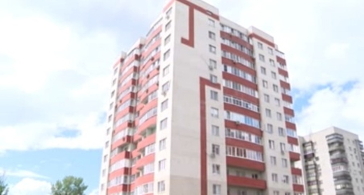    Поврежденное крыльцо, трещины на цоколе, разбитая отмостка: малая часть проблем дома в Курске